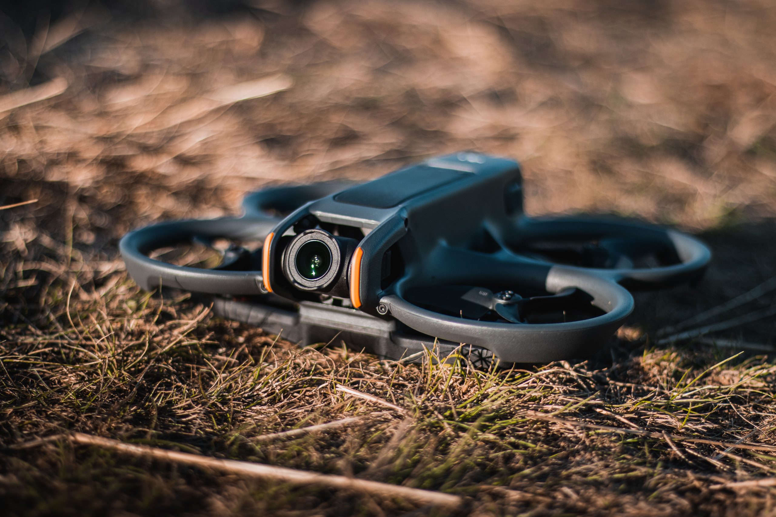 Dron FPV wykorzystywany do dynamicznych ujęć filmowych
