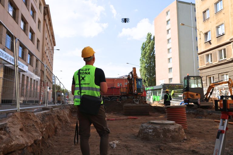 Nalot dronem przed rozpoczęciem robót. Dlaczego warto wykonać go jeszcze przed wejściem sprzętu na budowę?